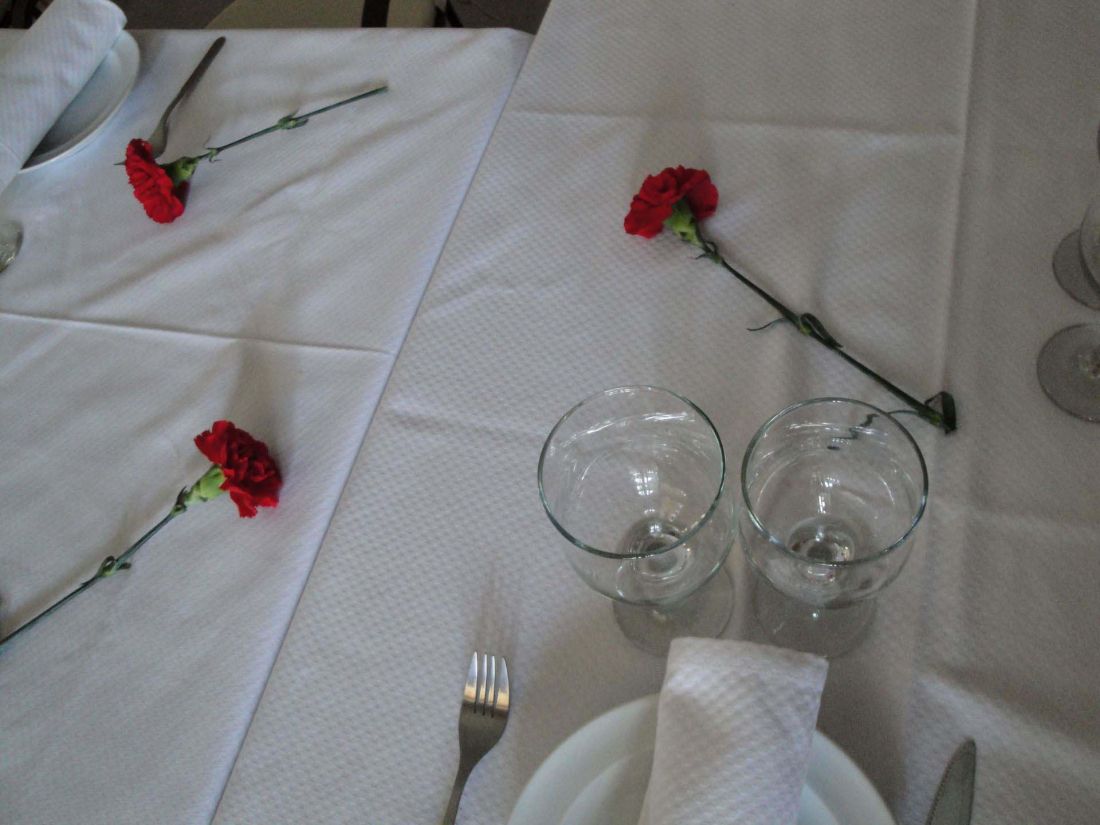 Mesa con rosas para fiesta flamenca