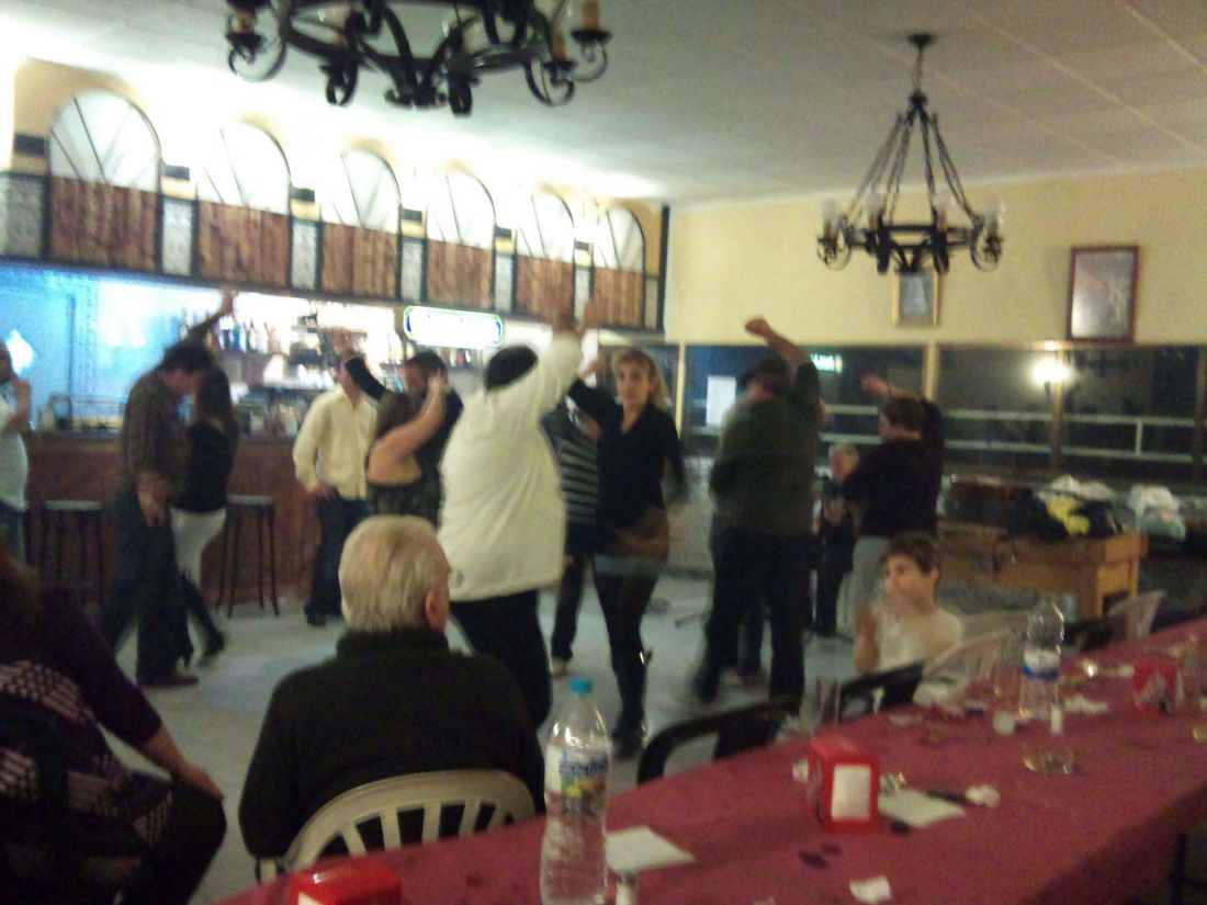 Fiesta con baile en la sala del restaurante